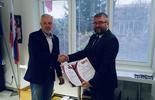 starosta obce Lehota přebírajúcí certifikát ISO 37001: 2016